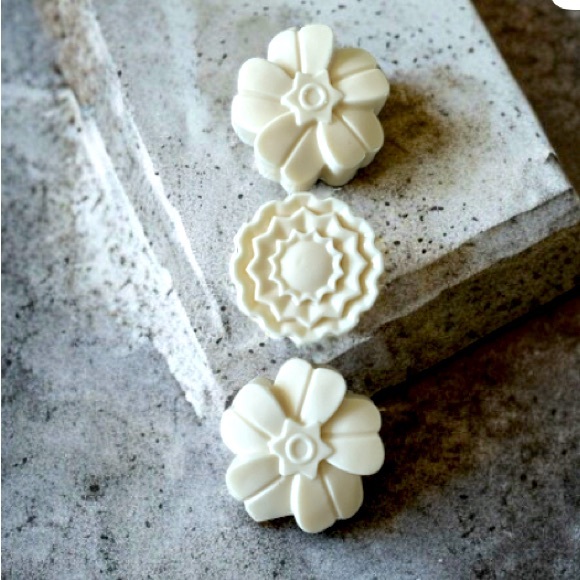 Hand Crafted Soap - Goats Milk & Vanilla Floral Pattern - Picture 2 of 6